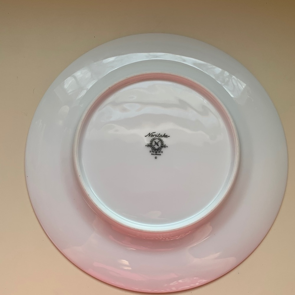 Noritake Christmas Wreath Accent Plate Gold - Picture 5 of 7